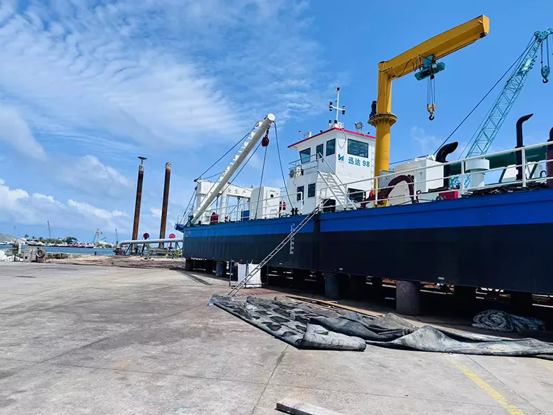 Zwaar uitgevoerd baggerschip