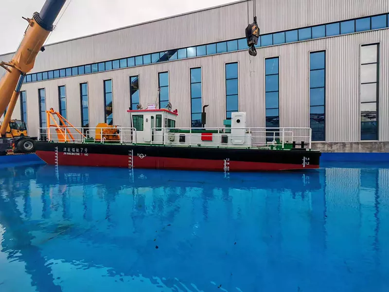 Multifunctionele baggerwerkboot